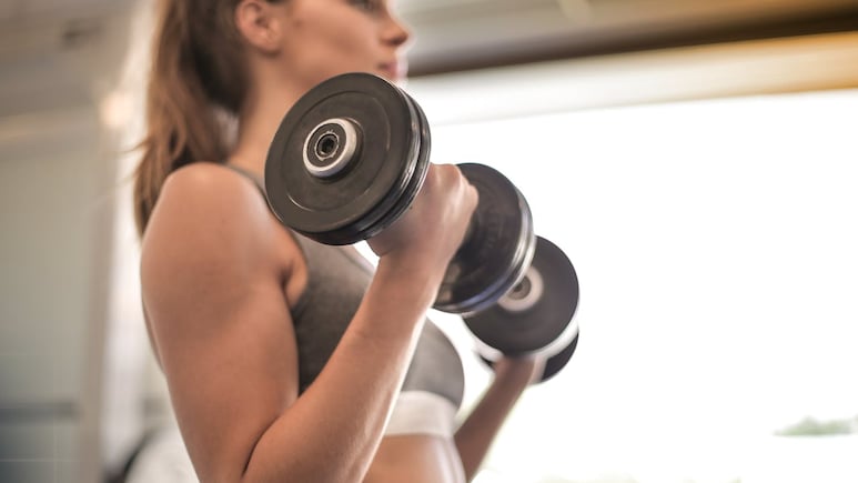 This Celebrity Fitness Instructor's 4-Move Dumbbell Routine Is Perfect For Home Workouts