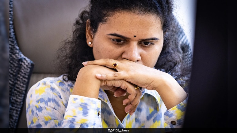 फिडे महिला विश्व कप फाइनल: दिव्या और हम्पी के बीच दूसरा गेम भी ड्रॉ, अब टाईब्रेकर से होगा चैंपियन का फैसला फिडे महिला विश्व कप फाइनल: दिव्या और हम्पी के बीच दूसरा गेम भी ड्रॉ, अब टाईब्रेकर से होगा चैंपियन का फैसला