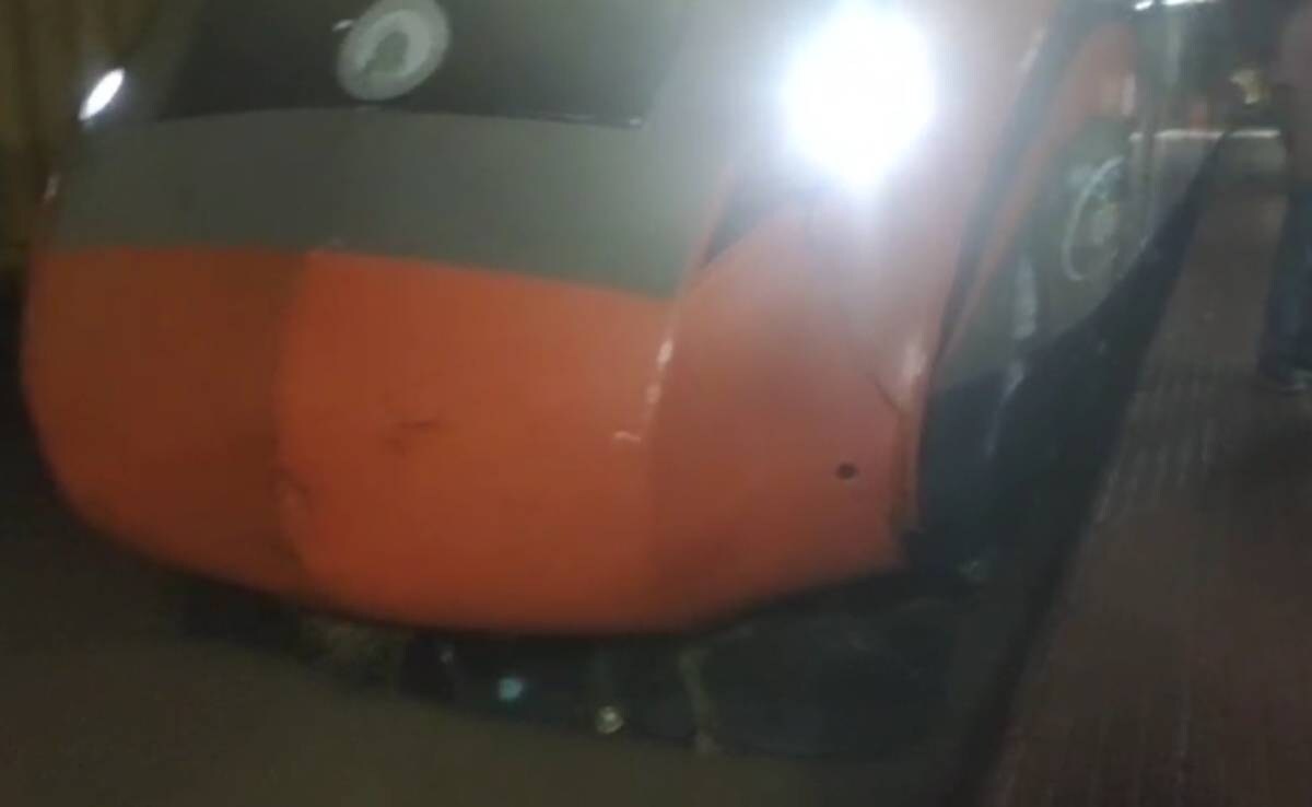 ओडिशा में भारी बारिश, पटरियों पर पानी भरने की वजह से सात घंटे तक रुकी रही  वंदेभारत | Vande Bharat train halted for several hours due to waterlogging  on tracks in Odisha