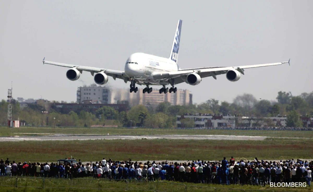 Най големият световен търговски пътнически самолет Airbus SE A380 се