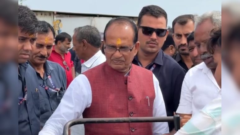 जूनागढ़ में लखपति दीदियों से मिले शिवराज सिंह चौहान, बोले- 15 अगस्त तक 2 करोड़ महिलाएं कमाएंगी 10 लाख से ज्यादा जूनागढ़ में लखपति दीदियों से मिले शिवराज सिंह चौहान, बोले- 15 अगस्त तक 2 करोड़ महिलाएं कमाएंगी 10 लाख से ज्यादा