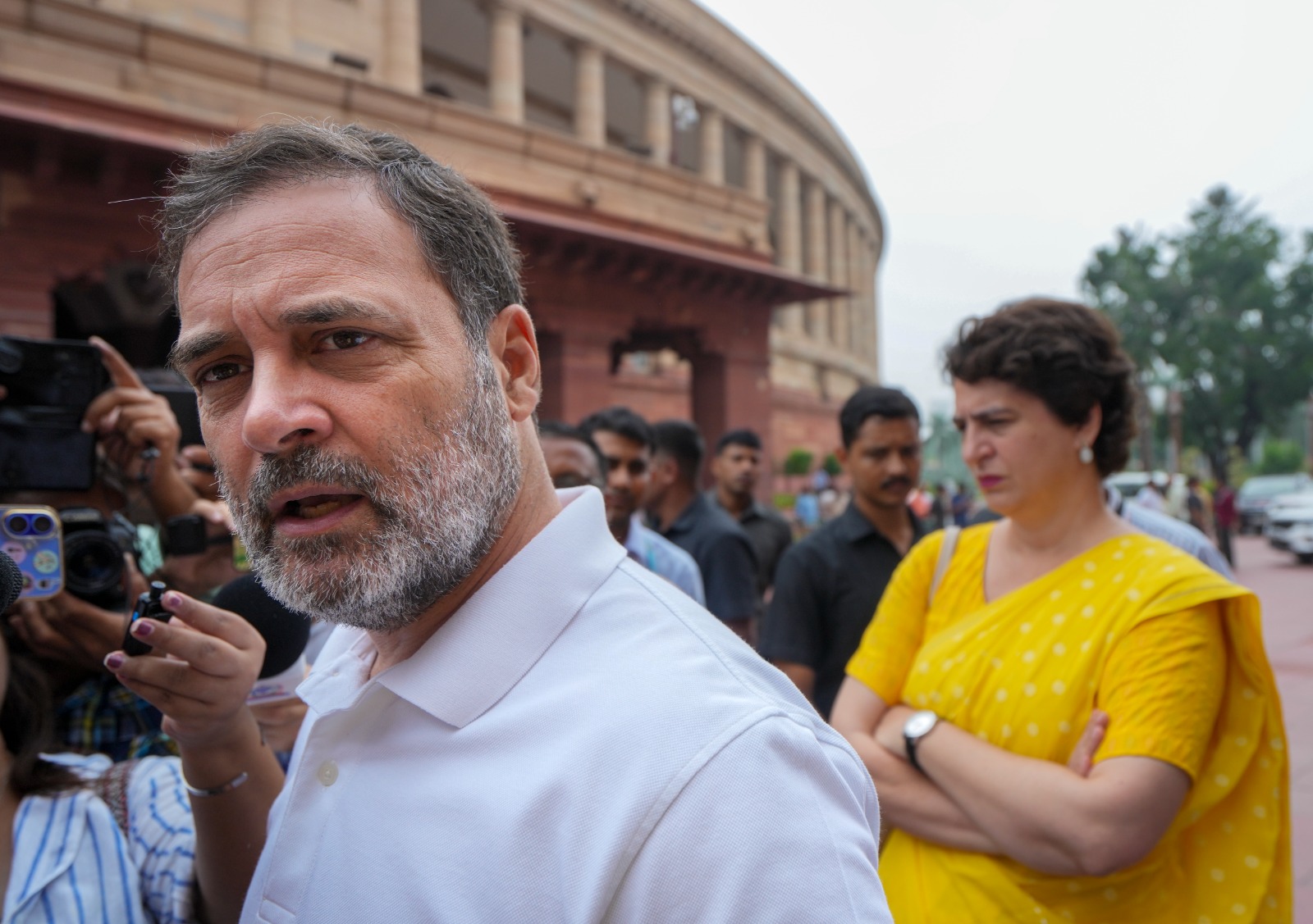 चुनाव आयोग के ख़िलाफ़ राहुल गांधी के पास कौन सा एटम बम? कड़े तेवर के पीछे क्या है कहानी