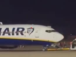 VIDEO: रयानएयर बोइंग 737 विमान में आग लगने के बाद पंख पर चढ़ जमीन पर कूदे यात्री VIDEO: रयानएयर बोइंग 737 विमान में आग लगने के बाद पंख पर चढ़ जमीन पर कूदे यात्री