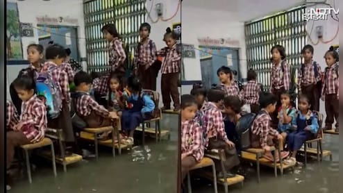 पानी से भरा क्लासरूम, बेंच के उपर बैठकर मासूम बच्चे कर रहे हैं पढ़ाई, देखकर आपको आ जाएगी दया