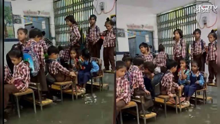 पानी से भरा क्लासरूम, बेंच के उपर बैठकर मासूम बच्चे कर रहे हैं पढ़ाई, देखकर आपको आ जाएगी दया
