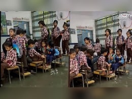 पानी से भरा क्लासरूम, बेंच के उपर बैठकर मासूम बच्चे कर रहे हैं पढ़ाई, देखकर आपको आ जाएगी दया पानी से भरा क्लासरूम, बेंच के उपर बैठकर मासूम बच्चे कर रहे हैं पढ़ाई, देखकर आपको आ जाएगी दया