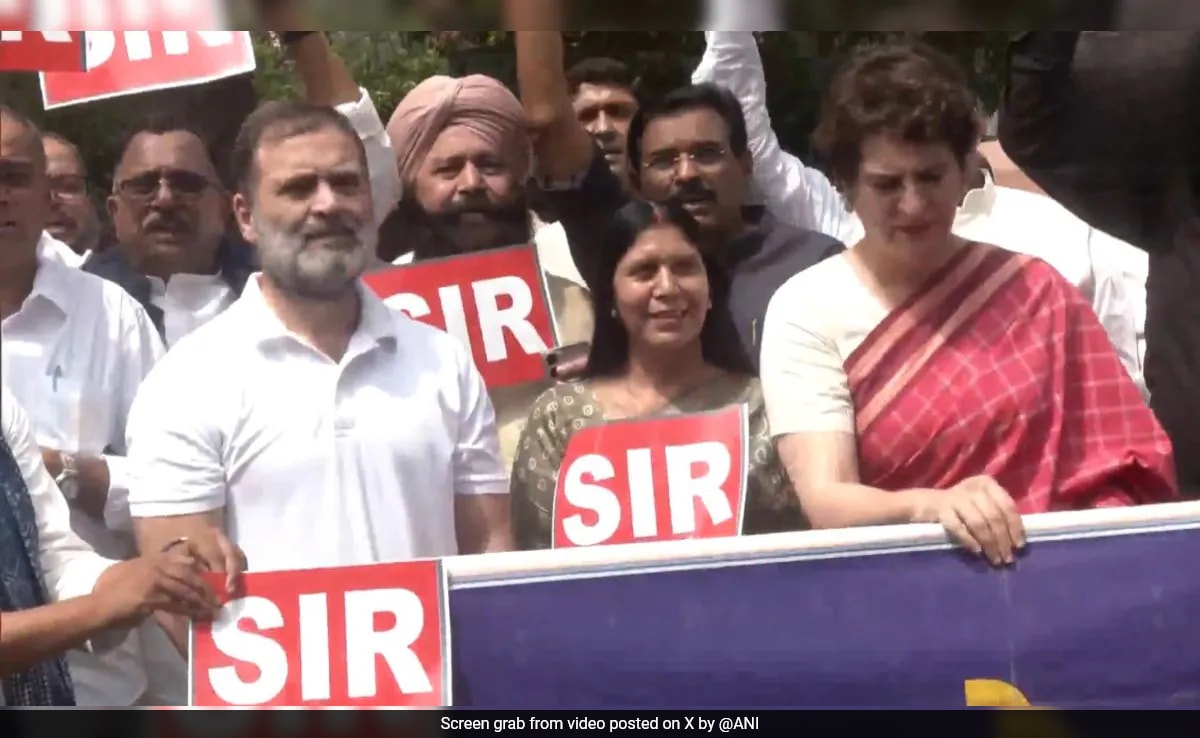 Ню Делхи Опозиционните депутати включително лидерите на Конгреса Маликарджун Хардж