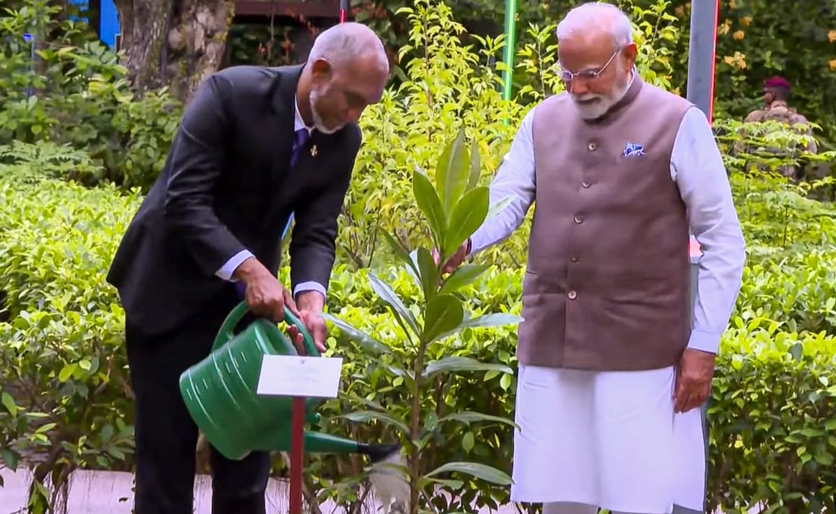 प्रधानमंत्री नरेंद्र मोदी यह मालदीव यात्रा दोनों देशो के रिश्तों को एक नया आयाम देगी. प्रधानमंत्री नरेंद्र मोदी यह मालदीव यात्रा दोनों देशो के रिश्तों को एक नया आयाम देगी.