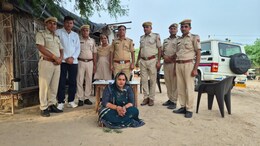 Rajasthan: सोशल मीडिया इन्फ्लुएंसर ड्रग्स के साथ गिरफ्तार, बस में लेकर गुजरात जा रही थी आरोपी महिला
