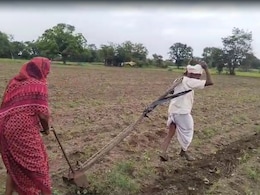 आंखों में आंसू ला देगा किसान का ये VIDEO, बुजुर्ग दंपत्ती की मेहनत देख पसीज गया लोगों का दिल आंखों में आंसू ला देगा किसान का ये VIDEO, बुजुर्ग दंपत्ती की मेहनत देख पसीज गया लोगों का दिल