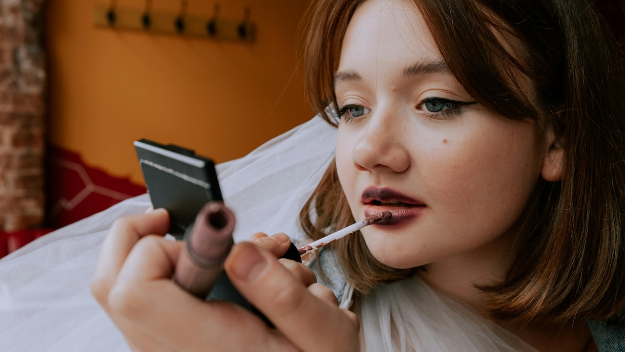 Follow these tips and make your lip gloss stay shiny and in place for long