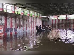 स्मार्ट सिटी झांसी में झमाझम बारिश से सड़कें जलमग्न, लबालब अंडरब्रिज में चल रही नाव