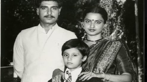 रेखा-राज बब्बर के साथ दिख रही यह बच्ची है 90s की टॉप एक्ट्रेस, मशहूर डायरेक्टर के इश्क में खाई थप्पड़, 10 साल छोटे लड़के से की शादी, हुआ तलाक...