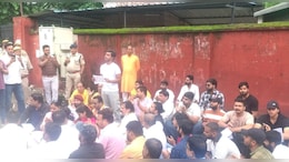 Rajasthan University: महारानी कॉलेज में मजार मामले ने पकड़ा तूल, गेट के बाहर हनुमान चालीसा का किया पाठ