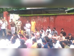 Rajasthan University: महारानी कॉलेज में मजार मामले ने पकड़ा तूल, गेट के बाहर हनुमान चालीसा का किया पाठ