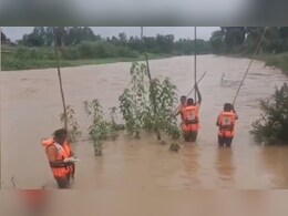 CG Flood News: तीन महीने के बच्चे को लेकर नहर पार कर रही थी मां, अचानक हाथ से फिसल कर पानी में बह गया मासूम