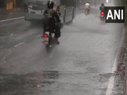 दिल्ली में बारिश से मौसम हुआ कूल-कूल, खचाखच भरी मेट्रो, सड़कों पर लंबा जाम दिल्ली में बारिश से मौसम हुआ कूल-कूल, खचाखच भरी मेट्रो, सड़कों पर लंबा जाम