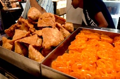 Samosa, Jalebi In Hot Soup: Soon, Your Favourite Snacks Will Come With Warning Signs Samosa, Jalebi In Hot Soup: Soon, Your Favourite Snacks Will Come With Warning Signs