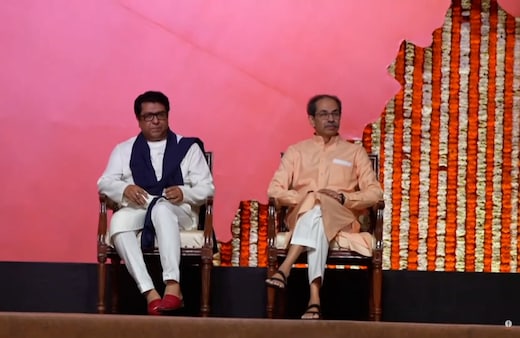 Raj Thackeray Uddhav Thackeray :  'मला घराणेशाहीचा अभिमान, ठाकरे नाव पुसण्यासाठी... उद्धव काय म्हणाले?
