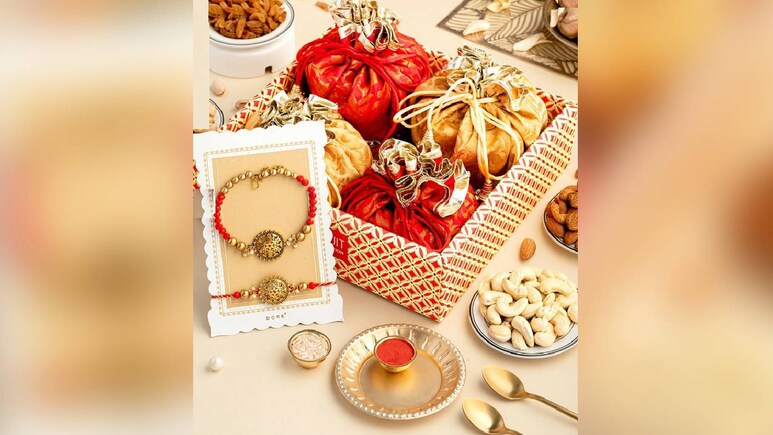 इन Premium Gift Hampers के साथ अपने Rakhi Celebration को बनाएं यादगार! 1000 रुपये से भी कम है इनकी कीमत इन Premium Gift Hampers के साथ अपने Rakhi Celebration को बनाएं यादगार! 1000 रुपये से भी कम है इनकी कीमत