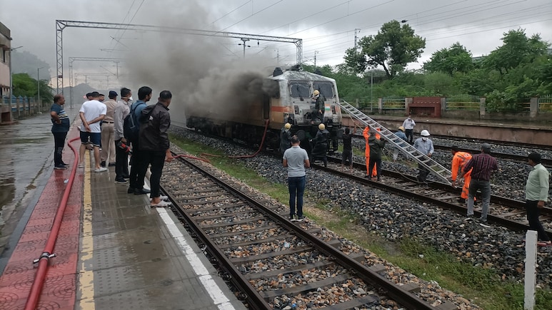 Fire breaks out in Garib Rath Express: गरीब रथ एक्सप्रेस के इंजन में अलसुबह 3 बजे लगी आग, ब्यावर में हुआ हादसा Fire breaks out in Garib Rath Express: गरीब रथ एक्सप्रेस के इंजन में अलसुबह 3 बजे लगी आग, ब्यावर में हुआ हादसा