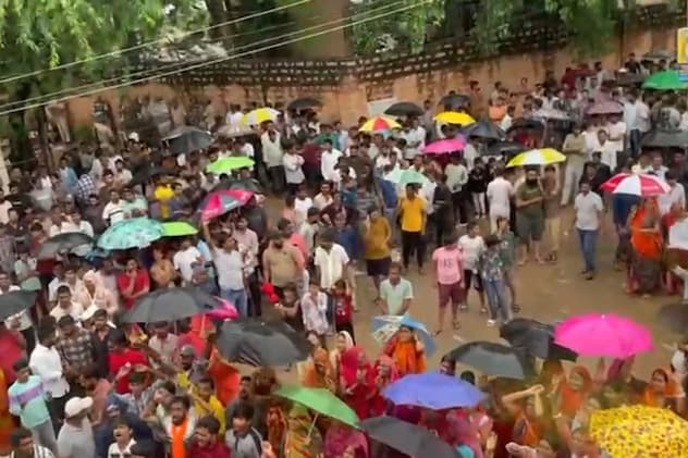 कथावाचक अभयदास महाराज का सहयोग देती जनता कथावाचक अभयदास महाराज का सहयोग देती जनता