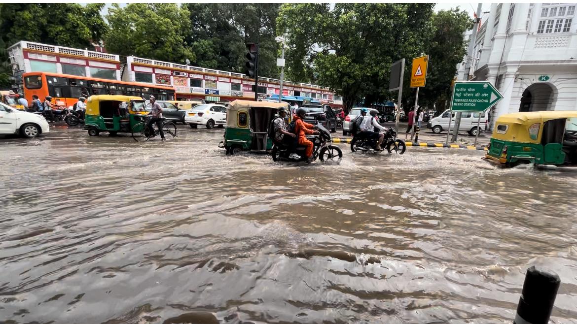 बारिश के बीच सीपी में कुछ ऐसा नजारा दिखा बारिश के बीच सीपी में कुछ ऐसा नजारा दिखा