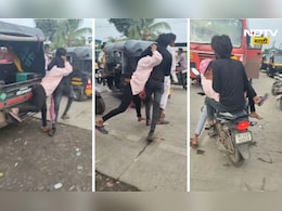 Nanded News: लोक बघत होते, व्हिडीओ काढत होते, 'तो' तिला पळवून नेत होता, अंगावर काटा आणणारा थरार Nanded News: लोक बघत होते, व्हिडीओ काढत होते, 'तो' तिला पळवून नेत होता, अंगावर काटा आणणारा थरार