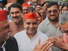 अखिलेश ने जब गिरिराज सिंह के कान में फुसफुसाया... मॉनसून सत्र की गरमागरमी के बाद बाहर क्या कुछ हुआ देखिए