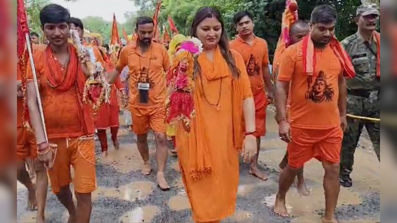 महिला विधायक कर रही हैं 151 किलोमीटर पैदल कांवड़ यात्रा, मां नर्मदा का जल लेकर भोरमदेव में करेंगी जलाभिषेक महिला विधायक कर रही हैं 151 किलोमीटर पैदल कांवड़ यात्रा, मां नर्मदा का जल लेकर भोरमदेव में करेंगी जलाभिषेक