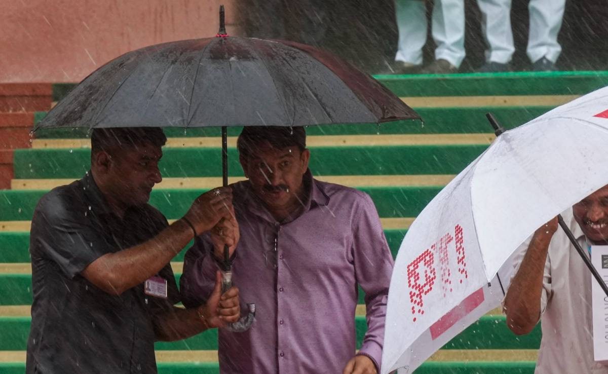 बारिश से बचते मनोज तिवारी: भोजपुरी सिनेमा के सुपरस्टार और सांसद मनोज तिवारी भी बारिश से बचने के लिए दौड़ते नजर आए. बारिश से बचते मनोज तिवारी: भोजपुरी सिनेमा के सुपरस्टार और सांसद मनोज तिवारी भी बारिश से बचने के लिए दौड़ते नजर आए.