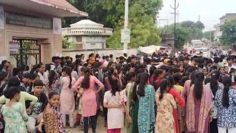 Rajasthan: स्कूल में शिक्षकों के पद खाली, छात्रों ने की तालाबंदी, अभिभावकों-ग्रामीणों ने भी किया प्रदर्शन