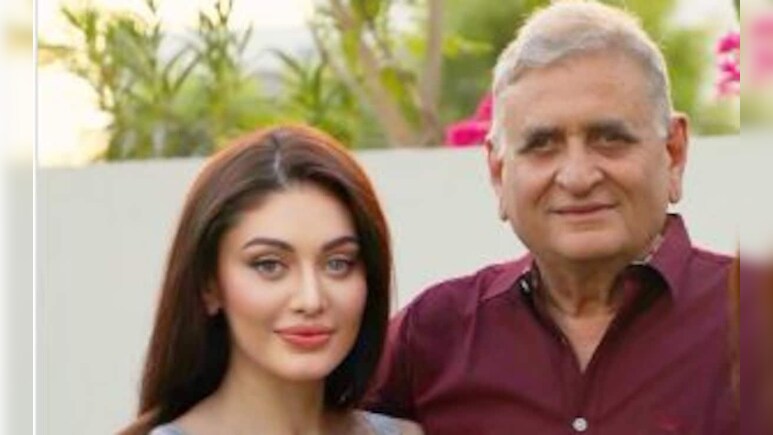 शेफाली जरीवाला की प्रेयर मीट में पिता का हुआ बुरा हाल, वीडियो हुआ वायरल शेफाली जरीवाला की प्रेयर मीट में पिता का हुआ बुरा हाल, वीडियो हुआ वायरल