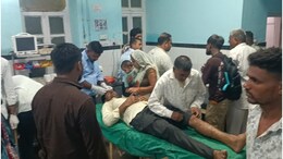 ड्राइवर की लापरवाही से बड़ा हादसा: स्टेयरिंग पर टांग रखकर चला रहा था बस, ट्रेलर से टकराई; 9 यात्री घायल
