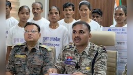 1 करोड़ 18 लाख के इनामी नक्सलियों ने किया सरेंडर, कलेक्टर को किडनैप करने वाला भी शामिल&nbsp;