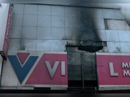 दिल्ली के करोल बाग में विशाल मेगा मार्ट में लगी आग, एक शख्स की मौत दिल्ली के करोल बाग में विशाल मेगा मार्ट में लगी आग, एक शख्स की मौत