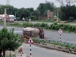 अंबाला हाईवे पर मेथेनॉल केमिकल से भरा टैंकर पलटा, रिसाव के बाद लगी आग... आस-पास का इलाका कराया गया खाली अंबाला हाईवे पर मेथेनॉल केमिकल से भरा टैंकर पलटा, रिसाव के बाद लगी आग... आस-पास का इलाका कराया गया खाली