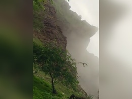 राजस्थान के झुंझुनूं में ताश के पत्तों की तरह ढह गया पूरा पहाड़, देखें वीडियो