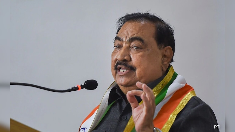 Eknath Khadse : जावयानंतर माझ्यावरही पाळत का ठेवली? खडसेंच्या घराबाहेर साध्या वेशातील पोलीस, रोहिणी खडसेंनी व्हिडिओ केला शूट Eknath Khadse : जावयानंतर माझ्यावरही पाळत का ठेवली? खडसेंच्या घराबाहेर साध्या वेशातील पोलीस, रोहिणी खडसेंनी व्हिडिओ केला शूट
