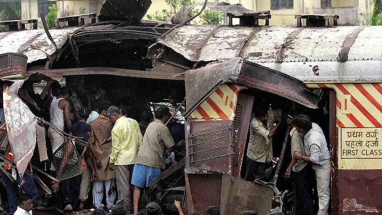 मुंबई लोकल ब्लास्ट: वापस जेल नहीं जाएंगे आरोपी लेकिन SC ने कानूनी सवालों पर नोटिस जारी किया