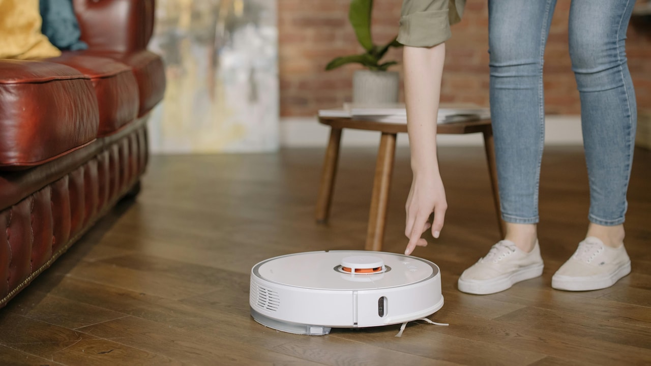 Smart clean & stylish scene, when cordless vacuum cleans 