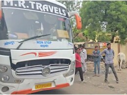 Rajasthan: जोधपुर से बाड़मेर आ रही प्राइवेट बस में युवती से छेड़छाड़, फोन करने पर आए भाई से मारपीट की कोशिश Rajasthan: जोधपुर से बाड़मेर आ रही प्राइवेट बस में युवती से छेड़छाड़, फोन करने पर आए भाई से मारपीट की कोशिश