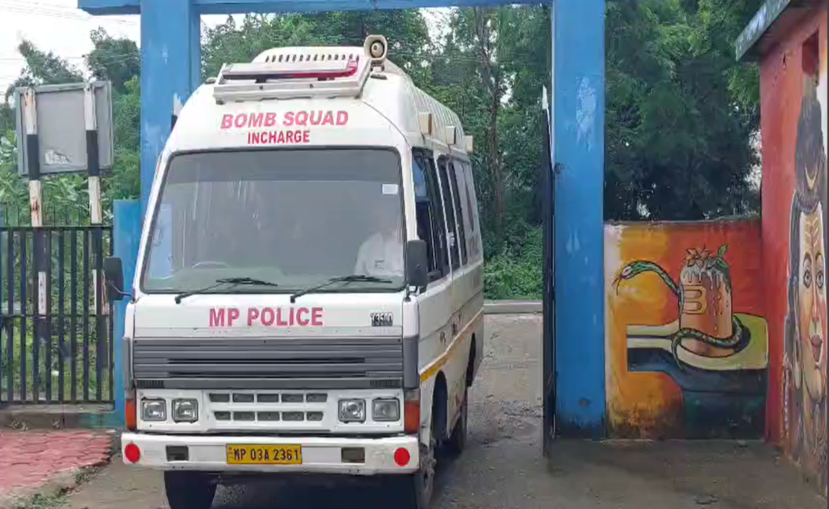 मुक्तिधाम में बम स्क्वॉड; बम जैसी संदिग्ध वस्तु से जबलपुर में मचा हड़कंप, पुलिस टीम ने शुरू की जांच