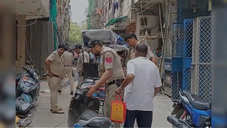 दिल्ली: करोल बाग में पति-पत्नी ने एक साथ दी जान, आर्थिक तंगी और बीमारी से थे परेशान दिल्ली: करोल बाग में पति-पत्नी ने एक साथ दी जान, आर्थिक तंगी और बीमारी से थे परेशान