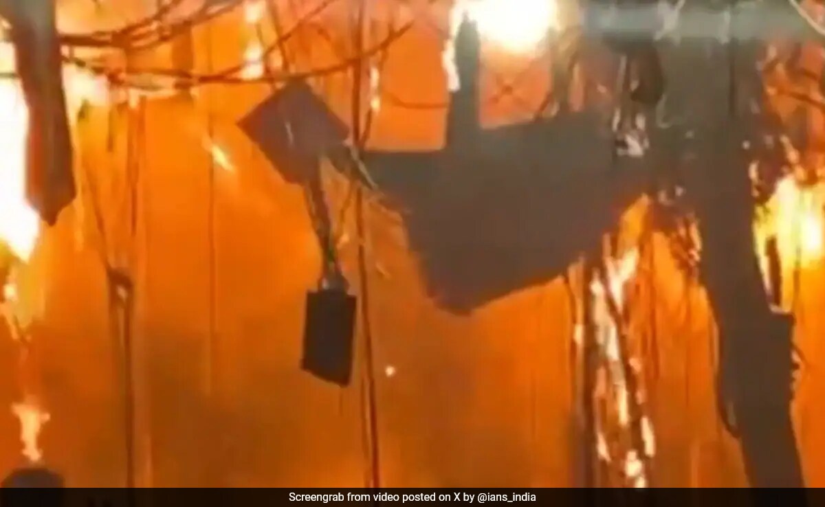 Ню Делхи Пожар избухна в четириетажна сграда в района на