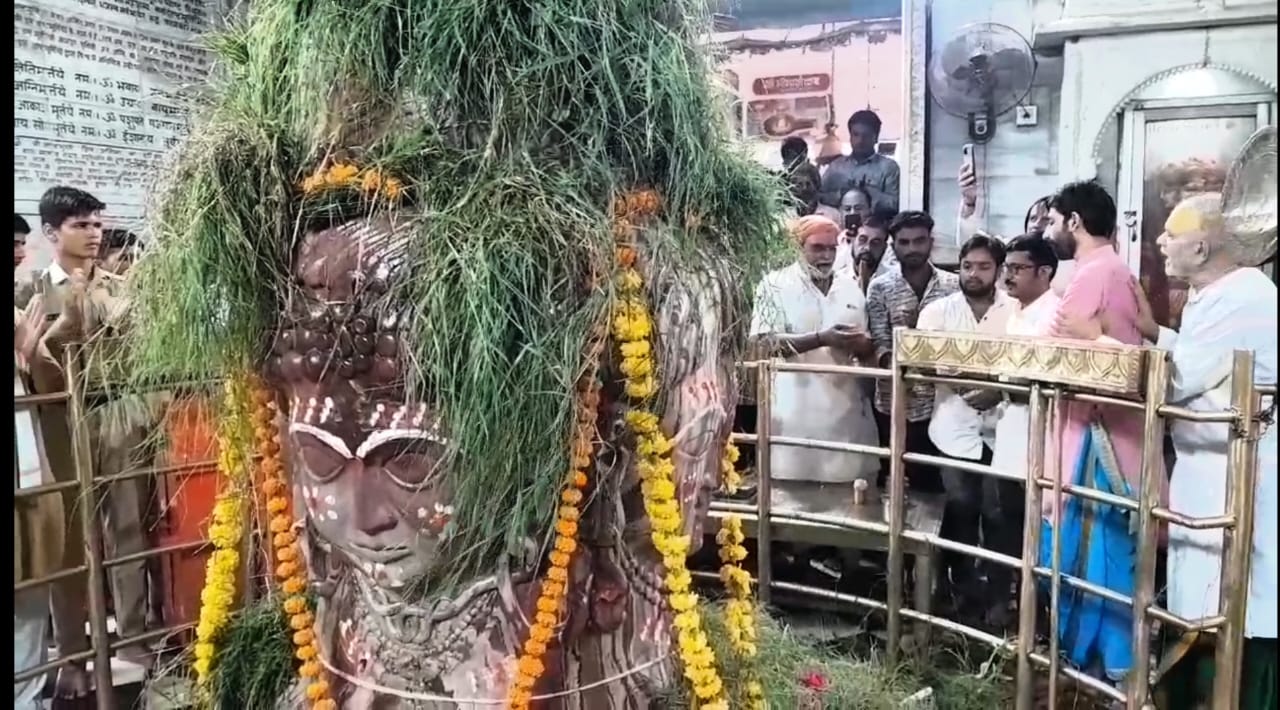भगवान पशुपतिनाथ मंदिर में तिथि अनुसार स्वतंत्रता सेलिब्रेट करते लोग भगवान पशुपतिनाथ मंदिर में तिथि अनुसार स्वतंत्रता सेलिब्रेट करते लोग