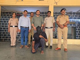 Dombivli: डोंबिवलीच्या अल्पवयीन मुलीवर एक्स्प्रेसच्या बाथरुममध्ये भयंकर अत्याचार! 'तो' नराधम अखेर सापडला Dombivli: डोंबिवलीच्या अल्पवयीन मुलीवर एक्स्प्रेसच्या बाथरुममध्ये भयंकर अत्याचार! 'तो' नराधम अखेर सापडला