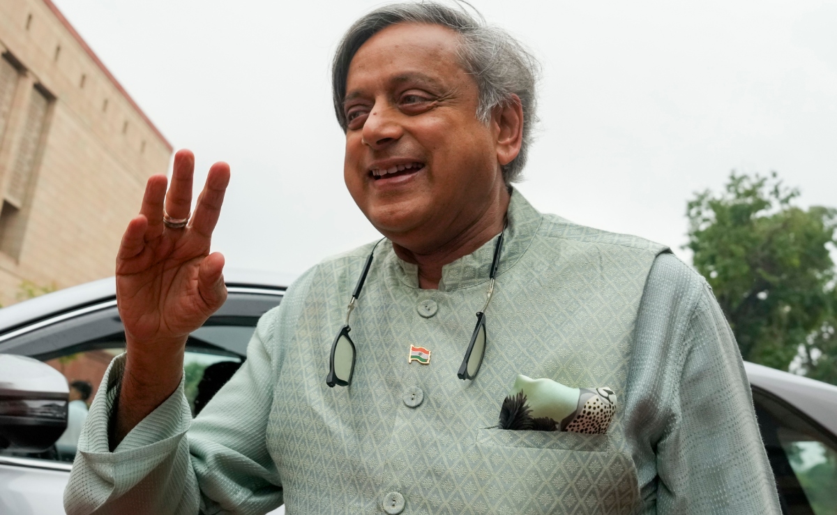"US Acting Unreasonable, India Should Not Give In": Shashi Tharoor On Tariffs