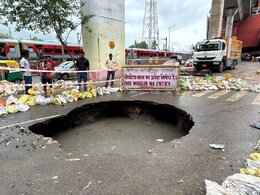 सरकार और प्रशासन के सारे दावों की खुल रही पोल, जयपुर की बदहाल सड़क... मौत के गड्ढों से होकर गुजर रहे राहगीर सरकार और प्रशासन के सारे दावों की खुल रही पोल, जयपुर की बदहाल सड़क... मौत के गड्ढों से होकर गुजर रहे राहगीर