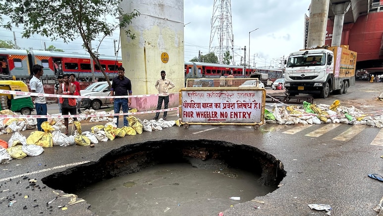 सरकार और प्रशासन के सारे दावों की खुल रही पोल, जयपुर की बदहाल सड़क... मौत के गड्ढों से होकर गुजर रहे राहगीर सरकार और प्रशासन के सारे दावों की खुल रही पोल, जयपुर की बदहाल सड़क... मौत के गड्ढों से होकर गुजर रहे राहगीर